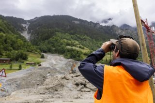 Le pont du Fregnoley a été emporté le 2 juin, coupant la route entre Champsec et Lourtier. Celle-ci devrait être rétablie la semaine prochaine (archives). KEYSTONE/SALVATORE DI NOLFI
